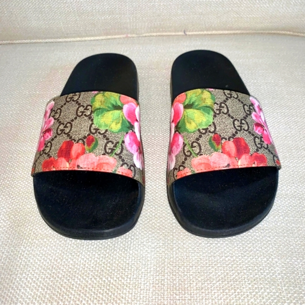 GUCCI GG BLOOMS SUPREME FLORAL SLIDE SANDALS